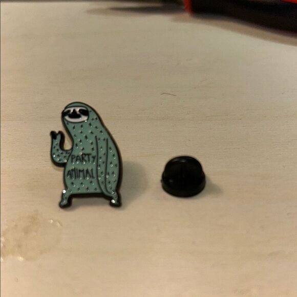 Green Sloth Enamel Pin - Picture 1 of 3